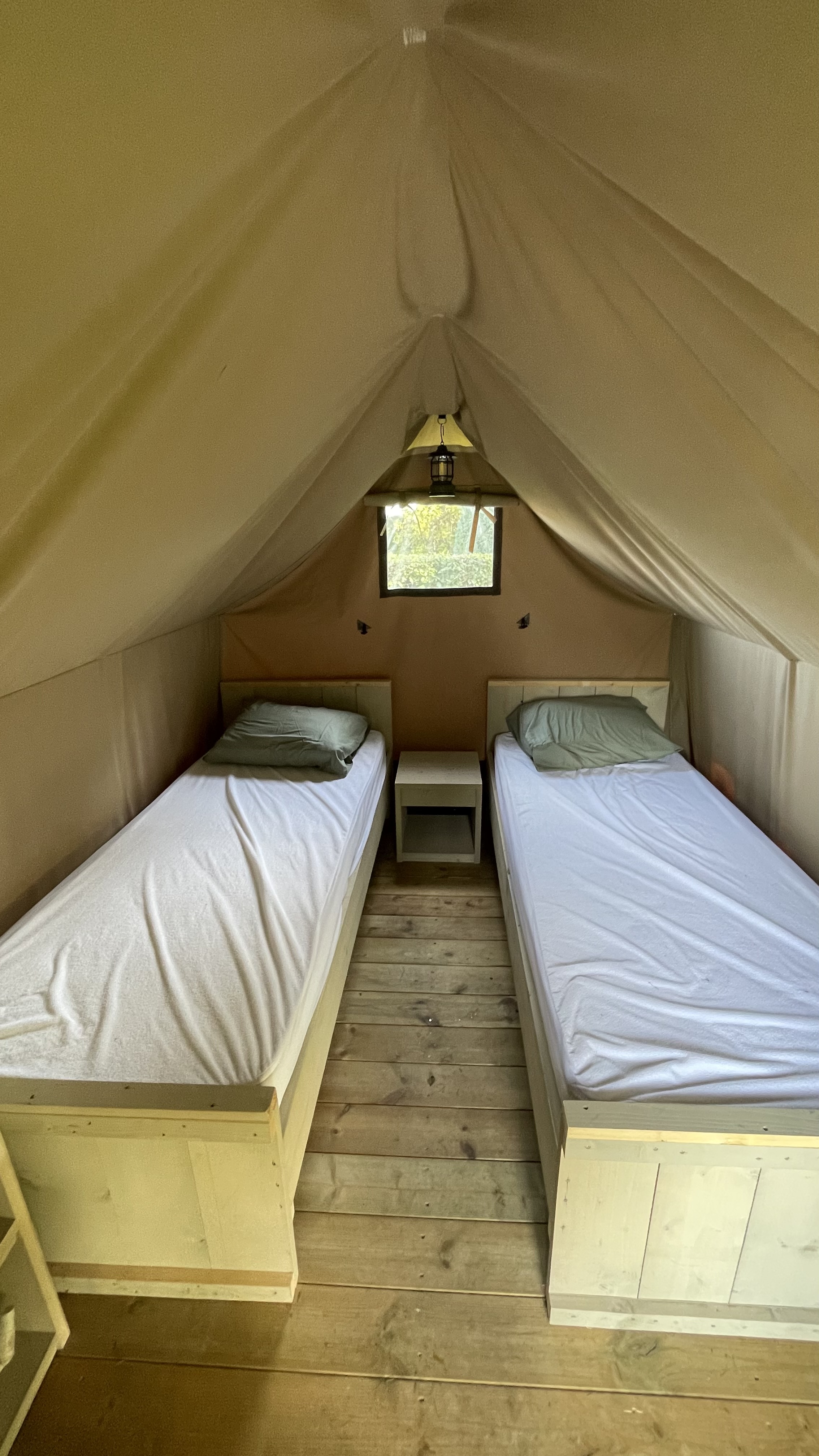 Zwei Einzelbetten, ausgestattet mit Matratzenschoner und Kopfkissen