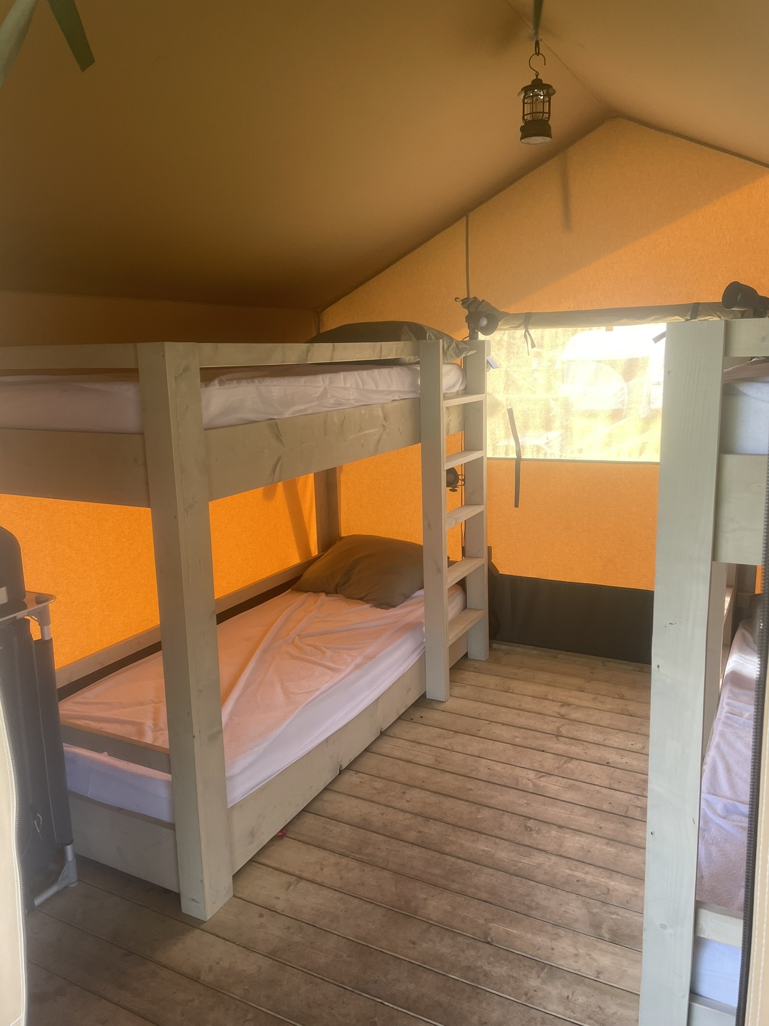 Das 4-Personen-Zelt ist mit zwei Etagenbetten ausgestattet