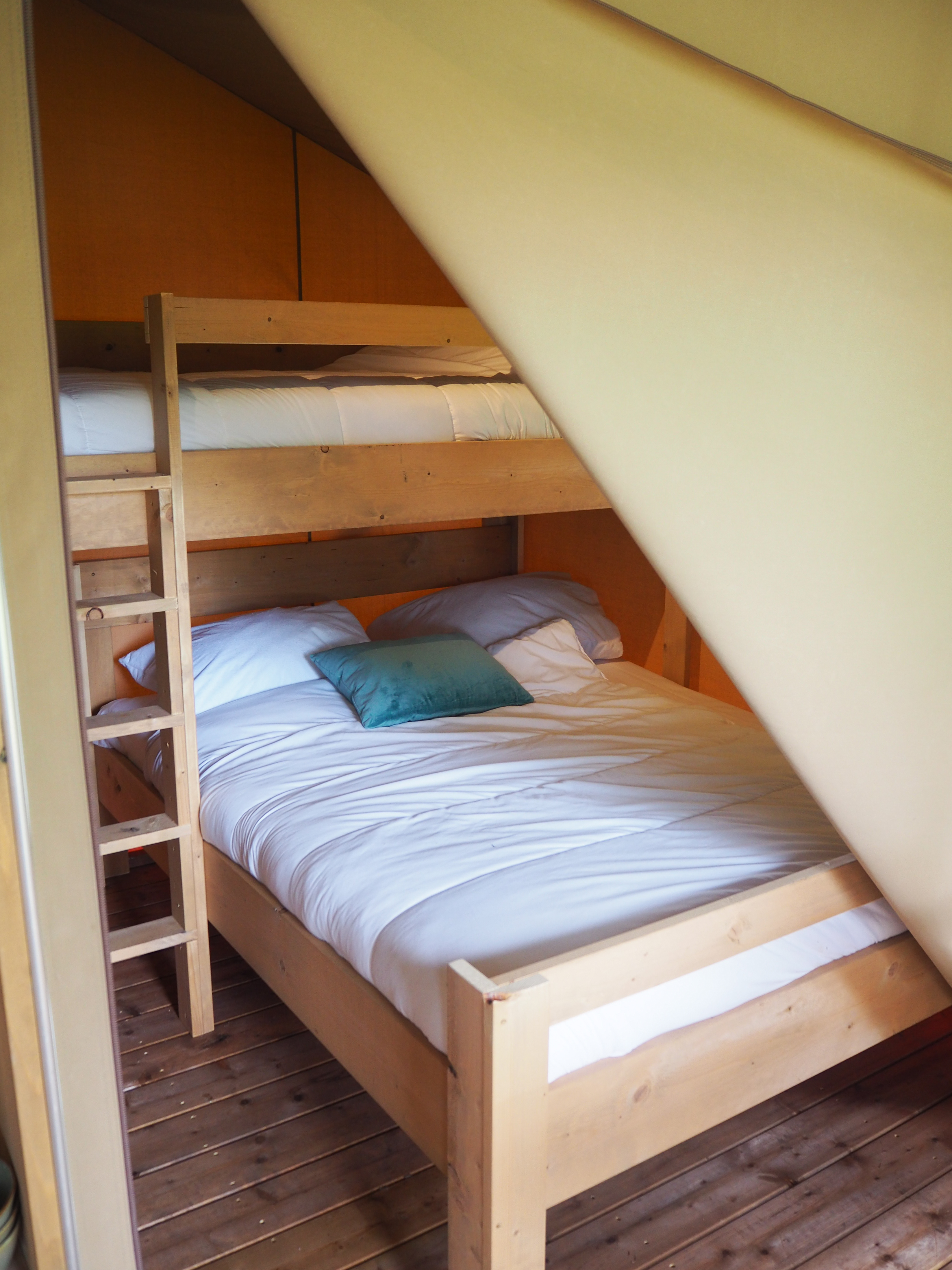 Slaapkamer met 2 persoonsbed en hoogslaper