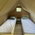 Zwei Einzelbetten, ausgestattet mit Matratzenschoner und Kopfkissen